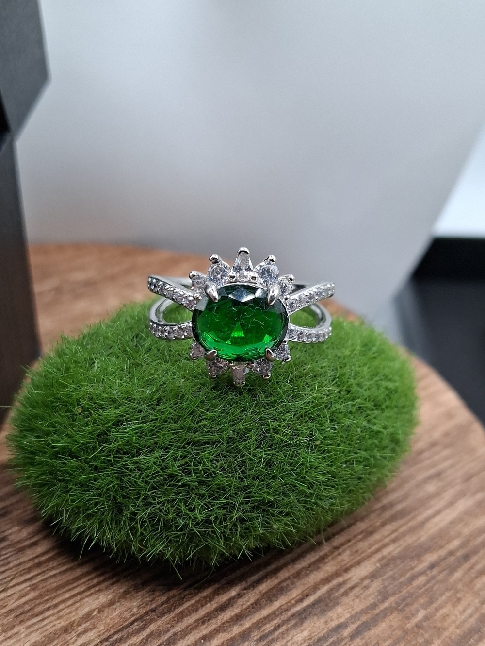 Emerald Green Halo Silver Ring Size 8 R918